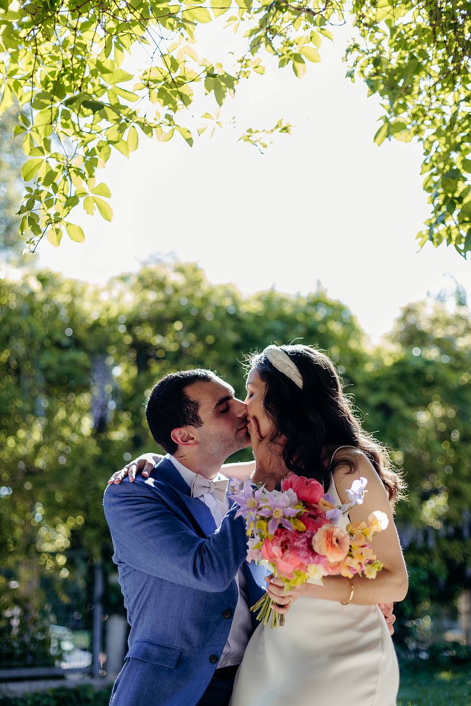 Photo romantique des mariés au square de la Turlure