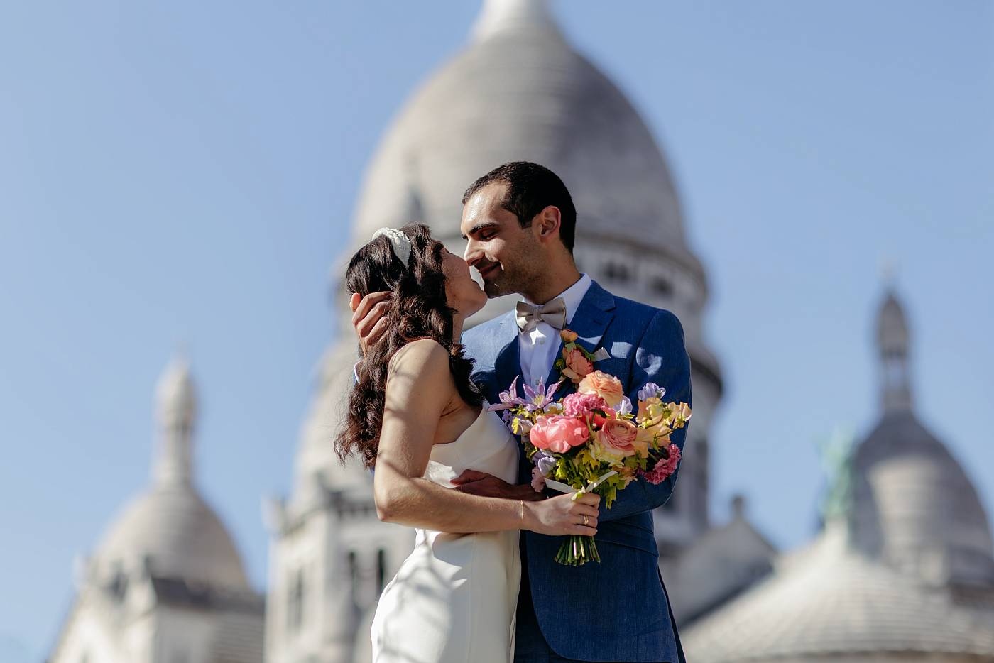 Photo de couple des mariés avec le Sacré-Cœur en arrière-plan