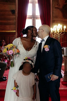 Baiser des mariés à la sortie de la mairie