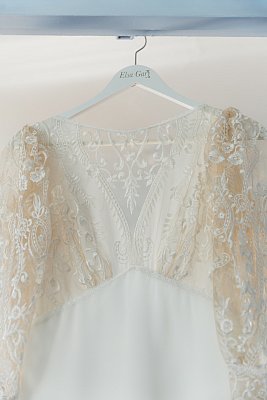 Gros plan sur la robe de la mariée avant qu'elle ne soit portée