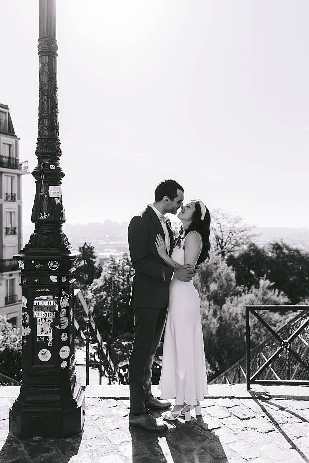 Les mariés sur le point de s'embrasser durant les photos de couple