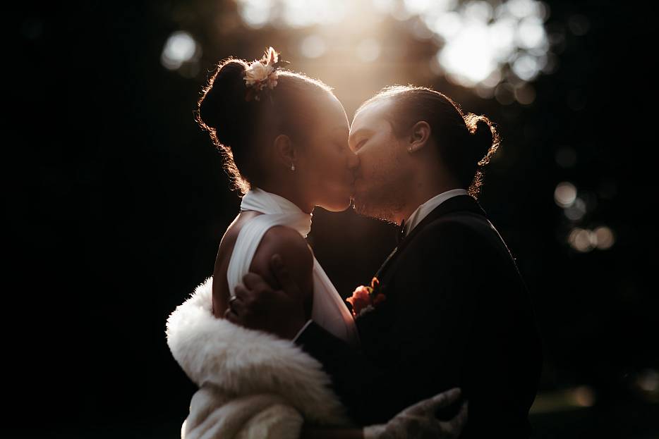 Photo de couple pendant un mariage