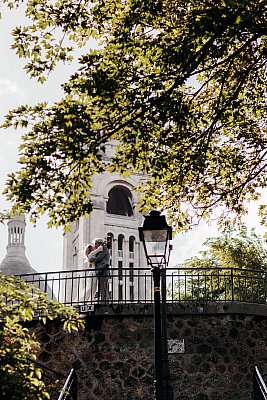 Les amoureux s'embrassent pendant la séance photo de couple