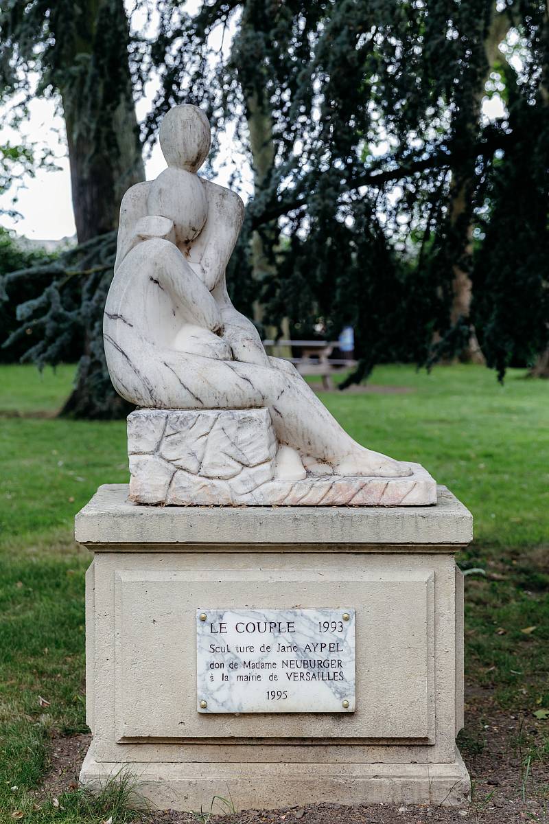 Une statue représentant le couple dans les jardins de la mairie de Versailles.