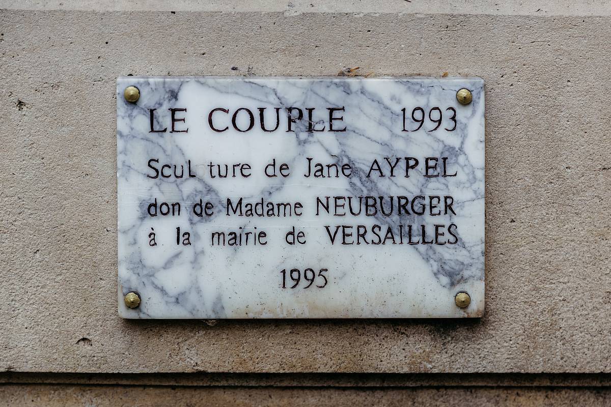 Plaque présentant la statue dans les jardins de la mairie de Versailles.