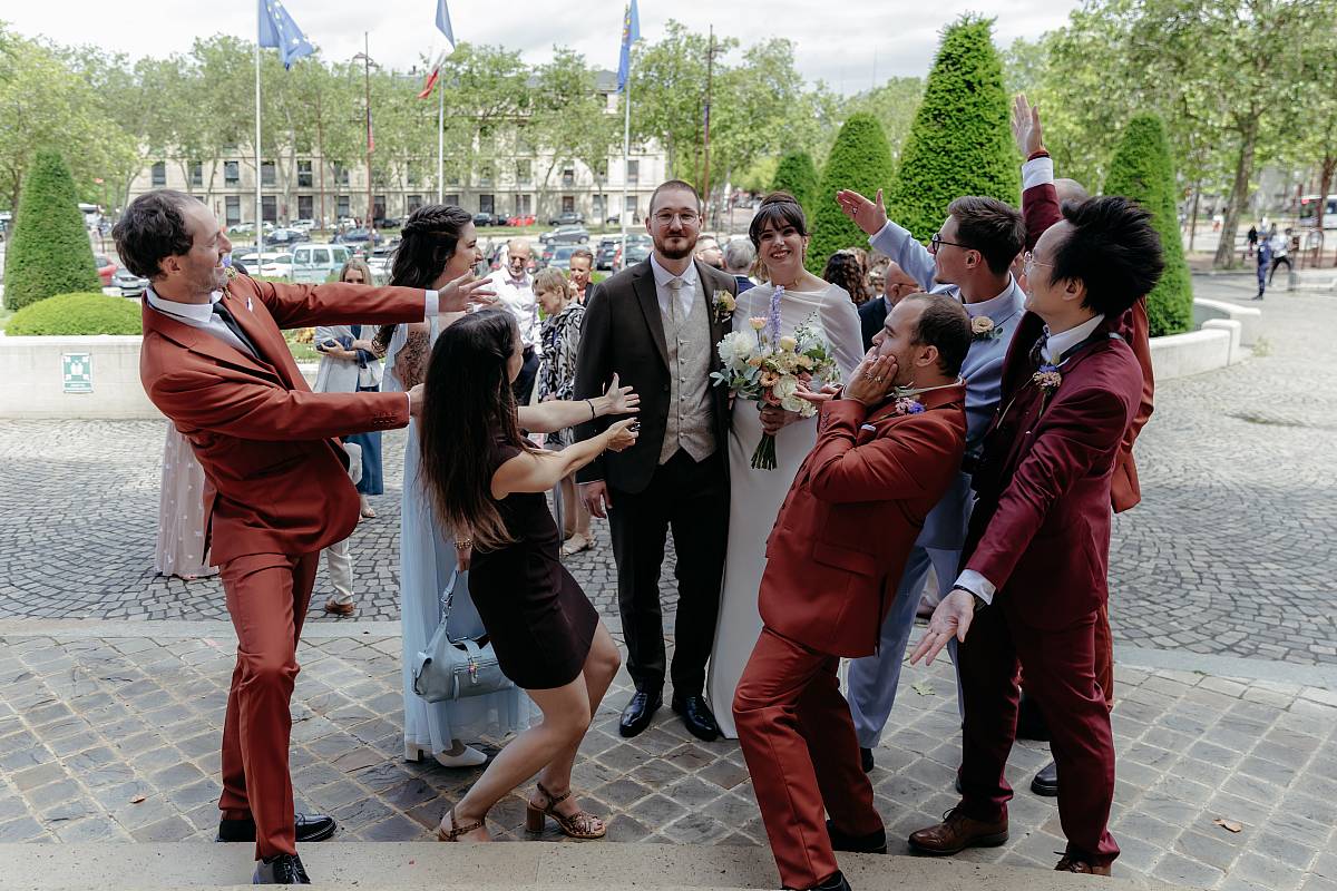 Les garçons d'honneur et les demoiselles d'honneur accueillent les mariés.
