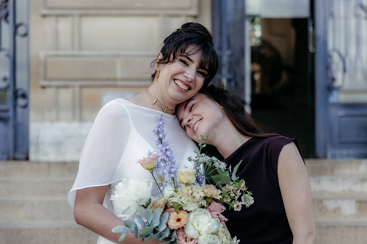 Portrait de la mariée et de sa demoiselle d'honneur.