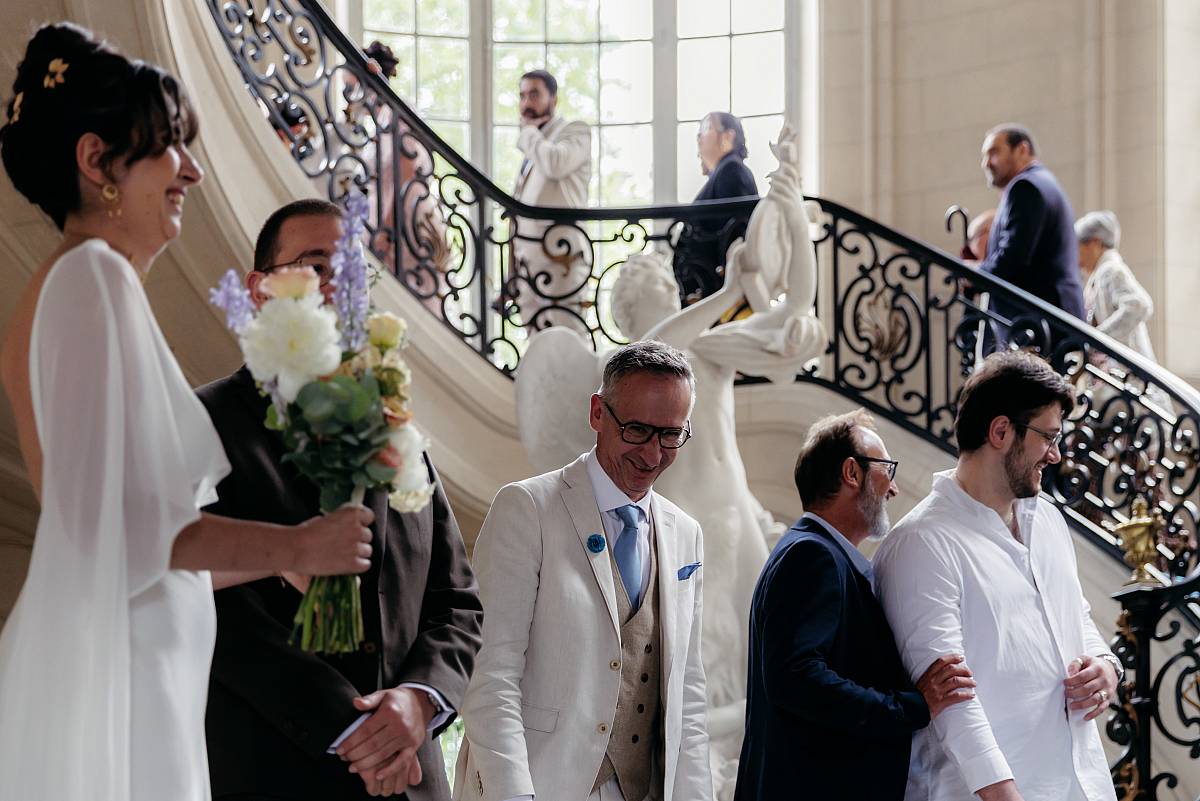 Les invités se déplacent vers la salle des mariages.