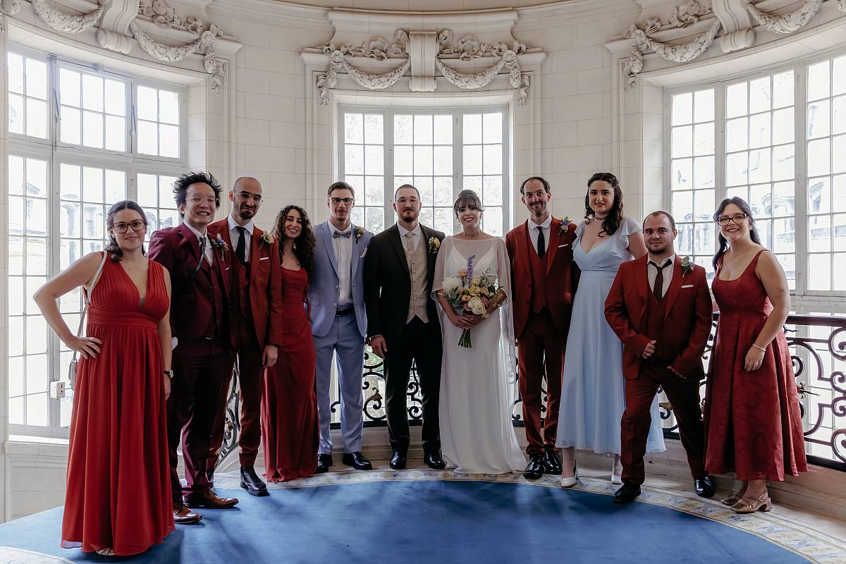 Photo des mariés, des garçons d'honneur et des demoiselles d'honneur.