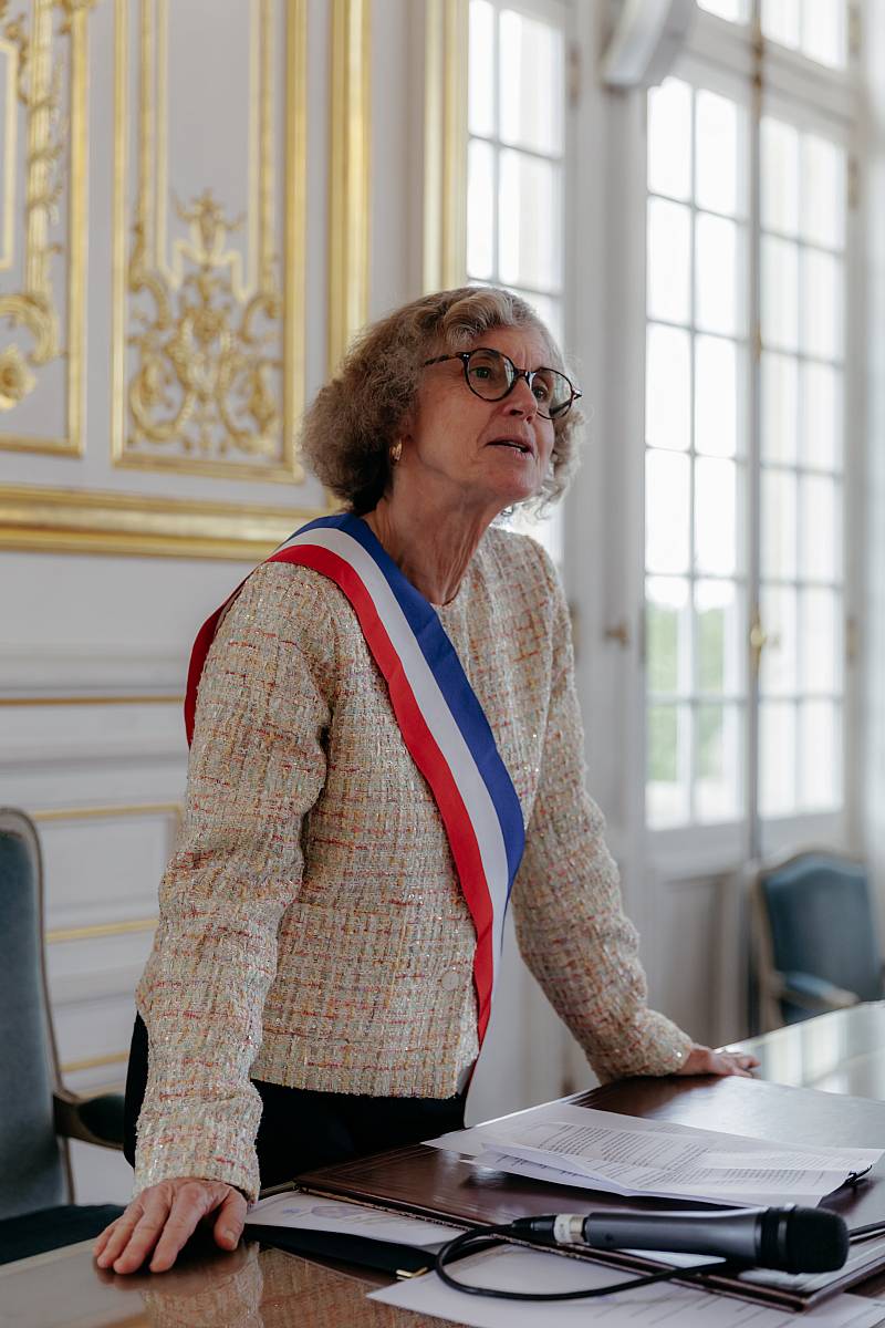 La maire préside la cérémonie civile.