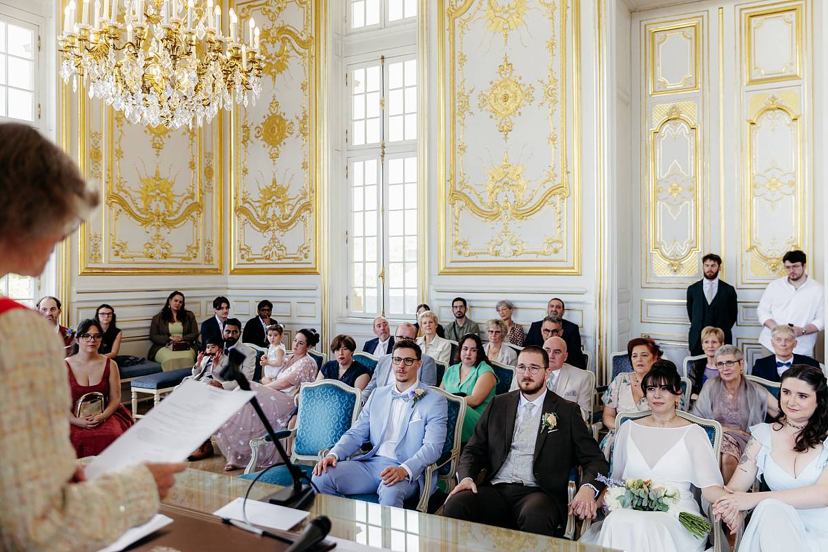 Les mariés, leurs amis et leur famille assistent à la cérémonie civile.
