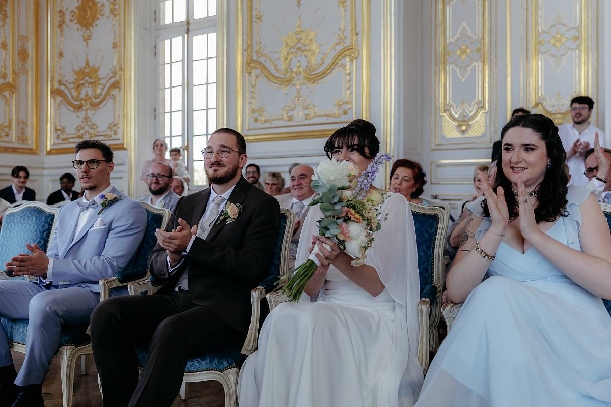 Les mariés et leurs témoins applaudissent à la fin de la cérémonie.
