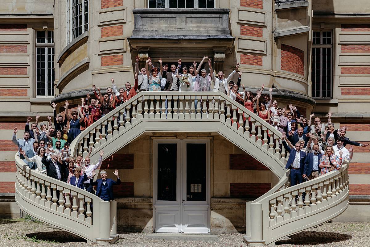 Photo de groupe à la sortie de la mairie de Versailles.