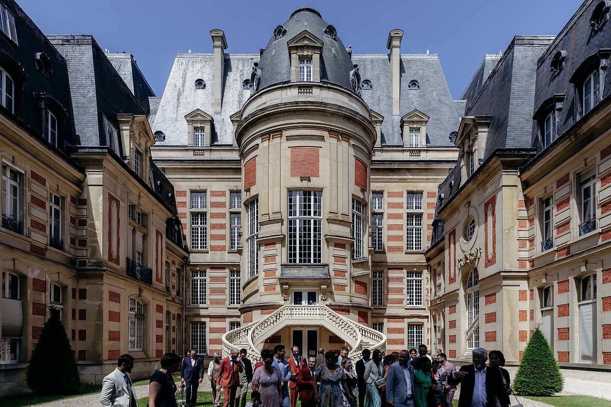 Les invités quittent la mairie de Versailles pour rejoindre le domaine de Rennemoulin.