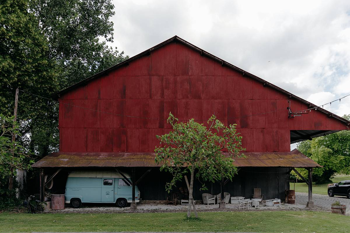 La grange de la ferme du prieuré de Rennemoulin.