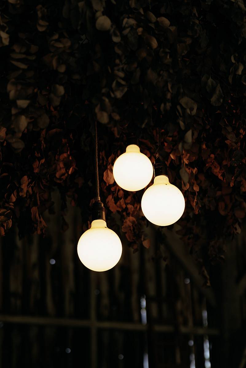 Les lumières de la grange du vin d'honneur.