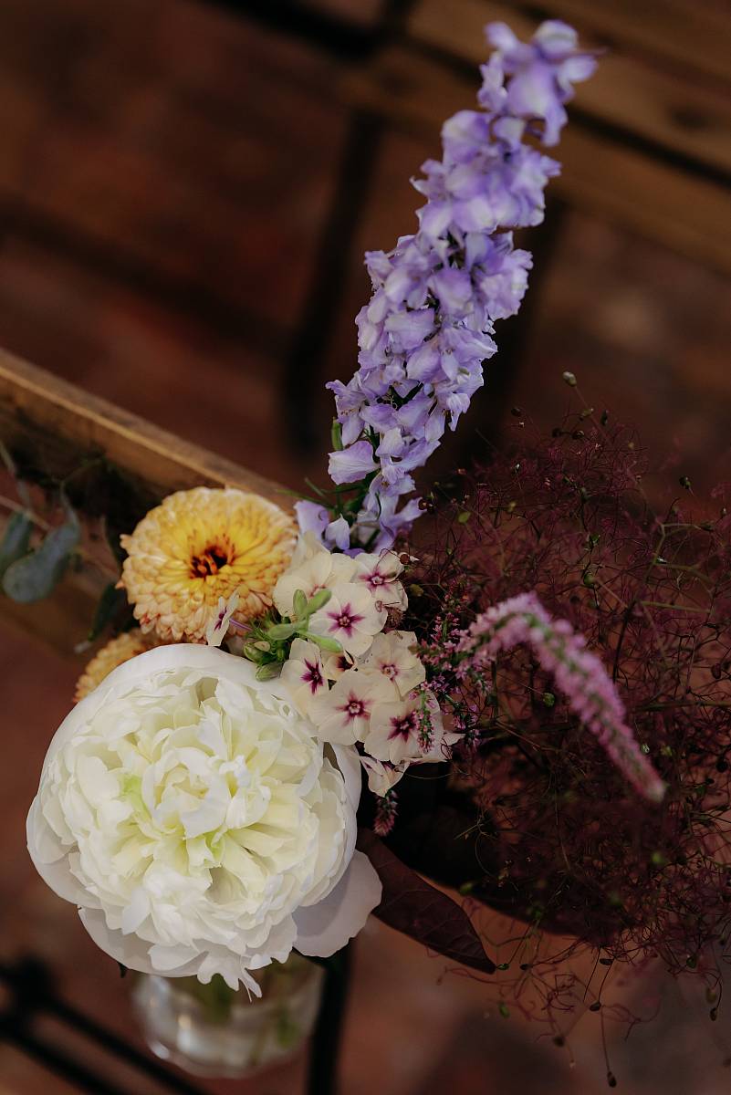 Les décorations florales sur les sièges de la chapelle.
