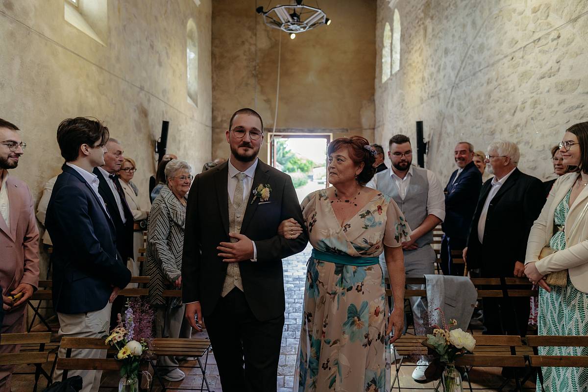 Le marié rejoint la cérémonie laïque accompagné de sa maman.