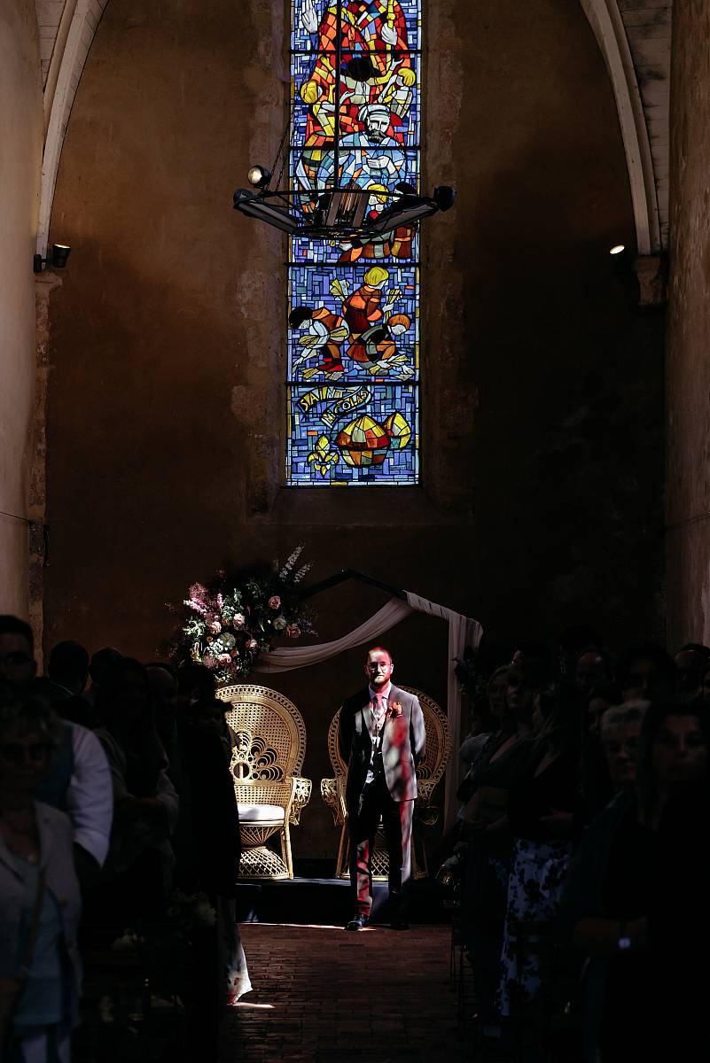 Le marié attend la mariée dans la chapelle Saint-Nicolas pour débuter la cérémonie laïque.