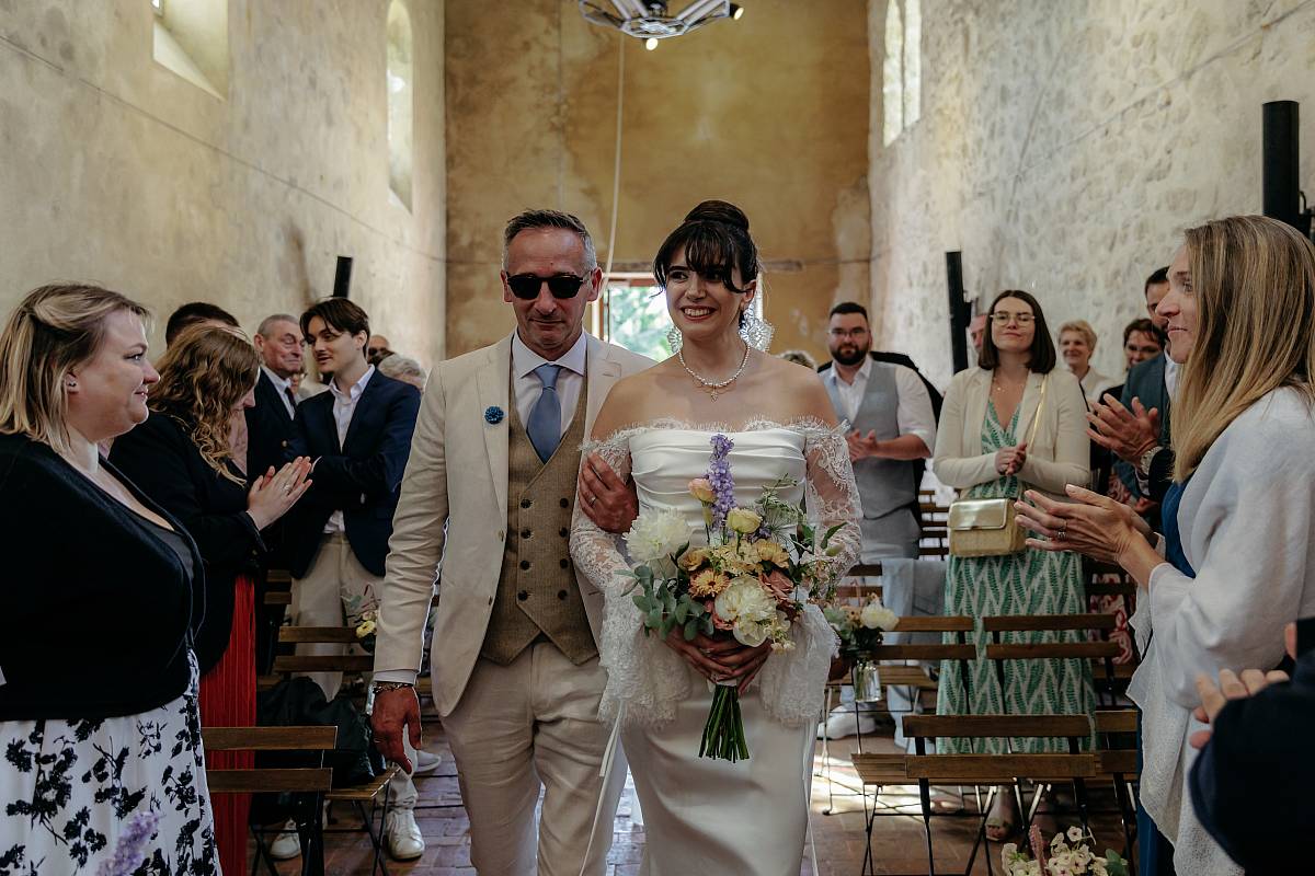 La mariée arrive au bras de son père.