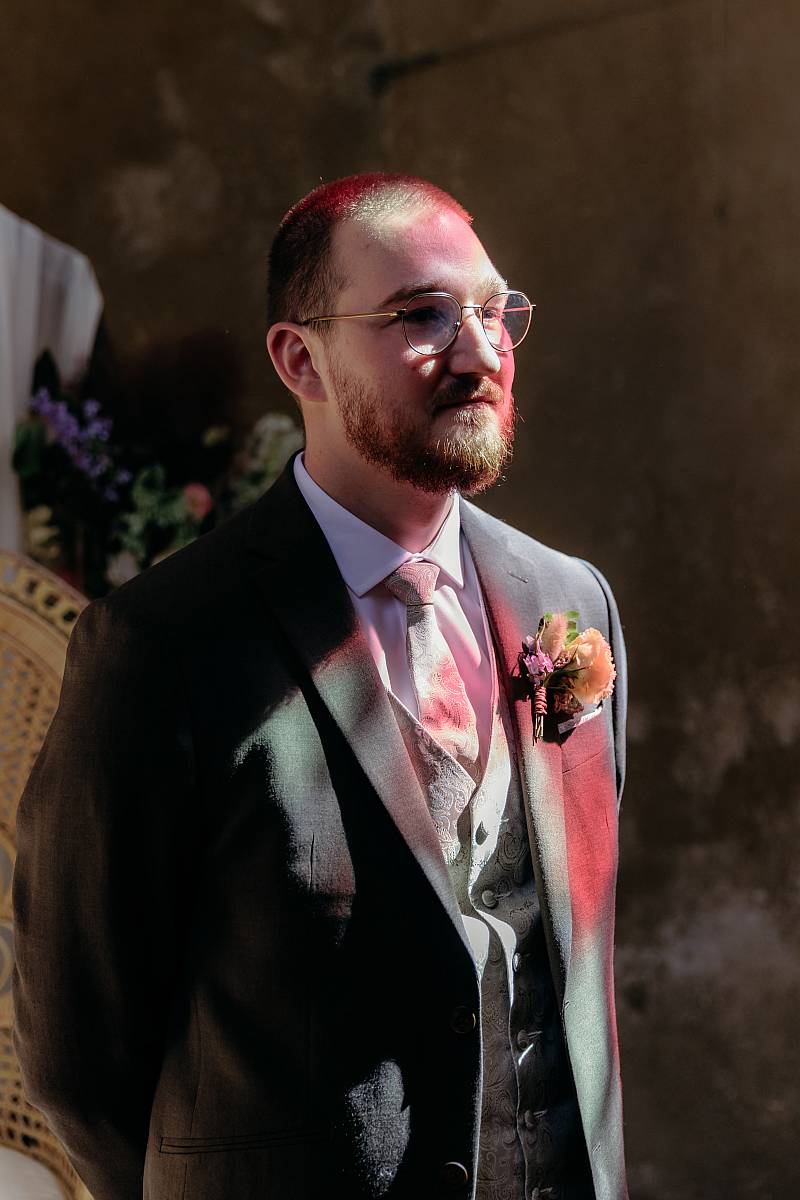 Le marié regarde la mariée dans sa robe pour la première fois.