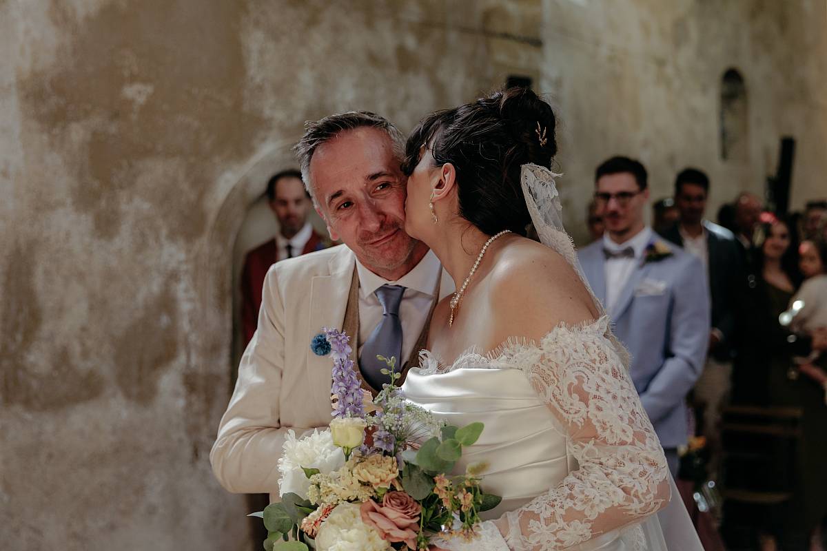 La mariée embrasse son papa avant de rejoindre le marié.