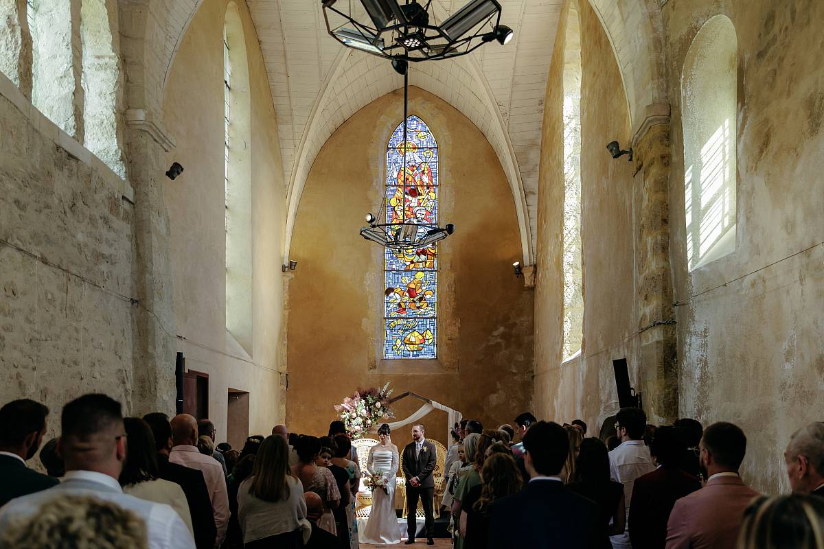 Plan large sur la chapelle Saint-Nicolas avec les invités et les mariés pour la cérémonie laïque.