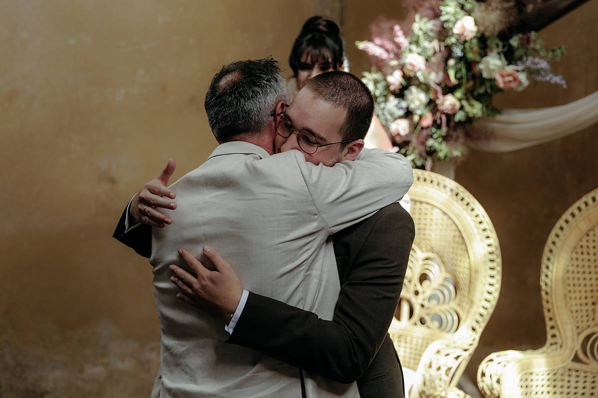 Le marié embrasse le père de la mariée après son discours.