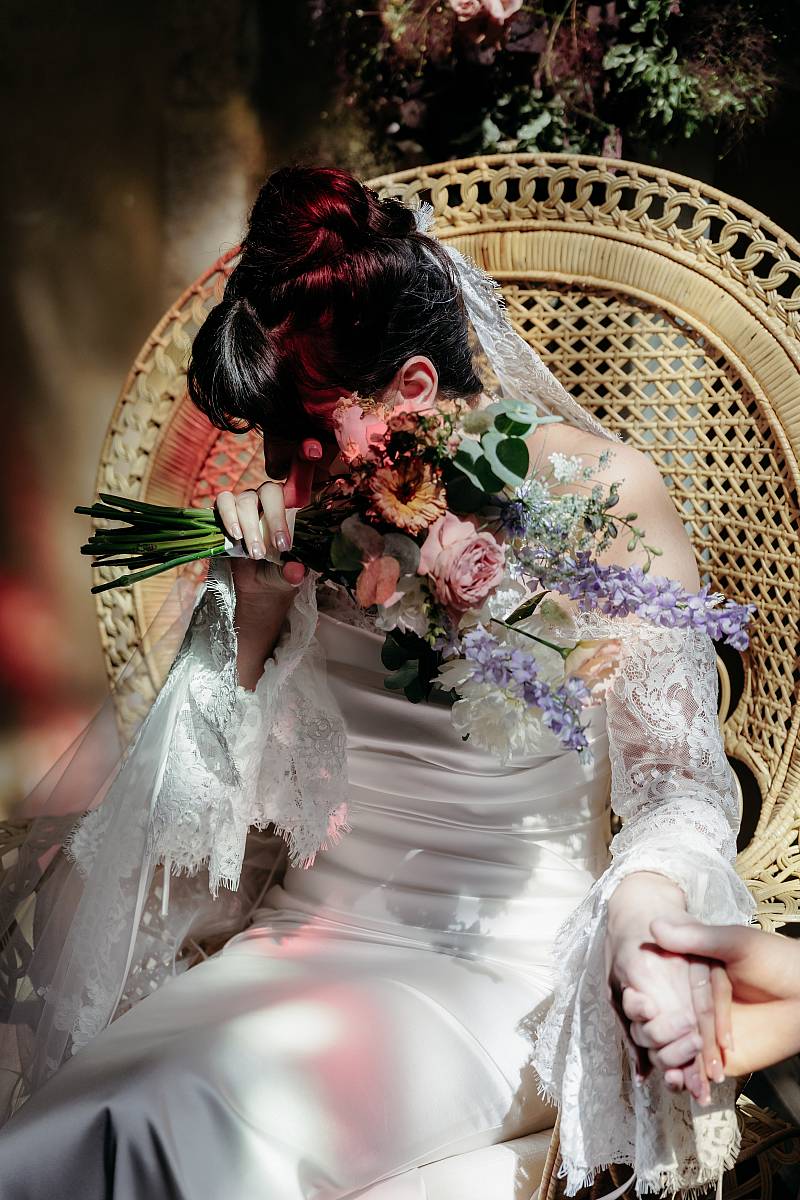 Les larmes de la mariée pendant la cérémonie laïque.