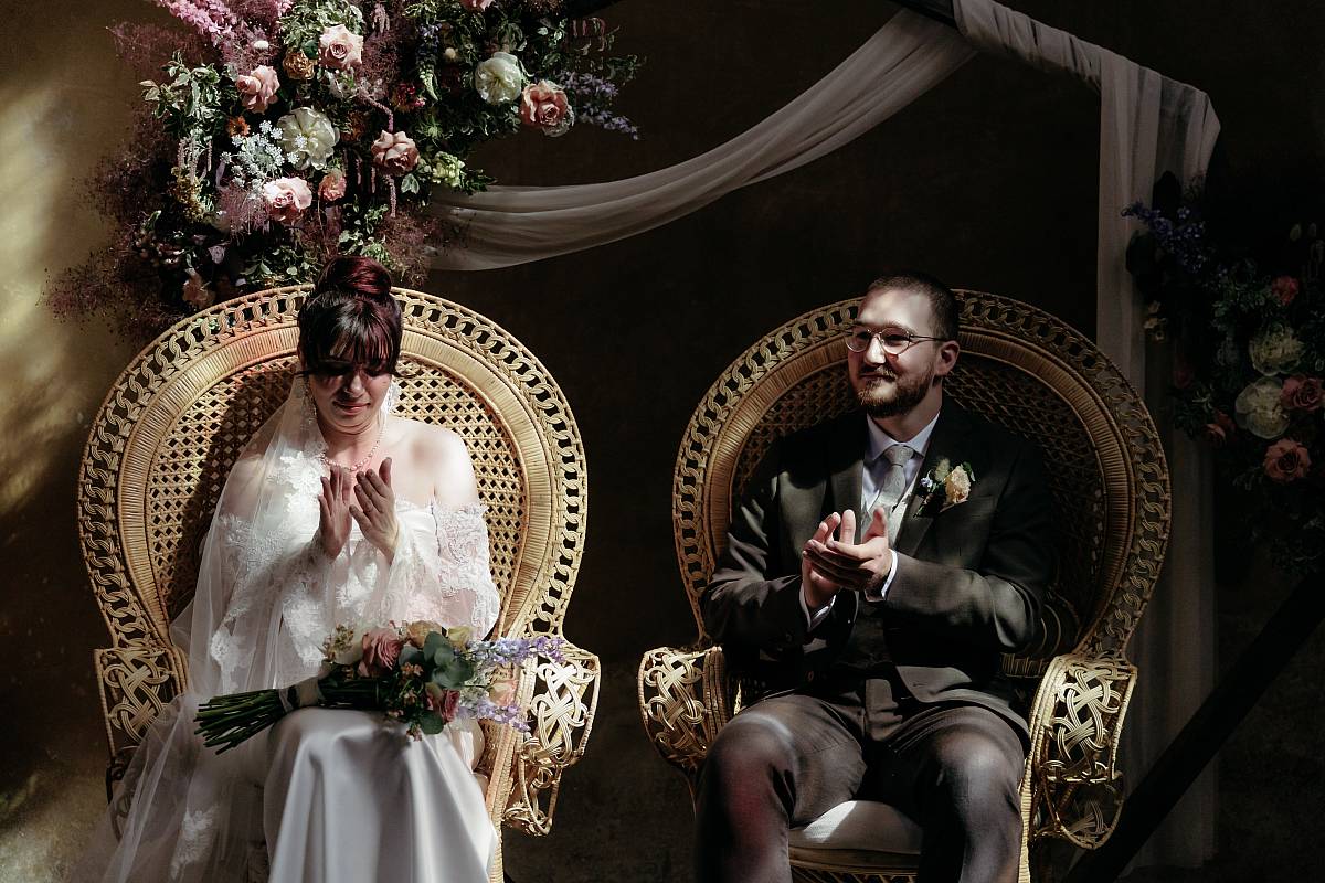 Les mariés applaudissent après le discours de la sœur de la mariée.
