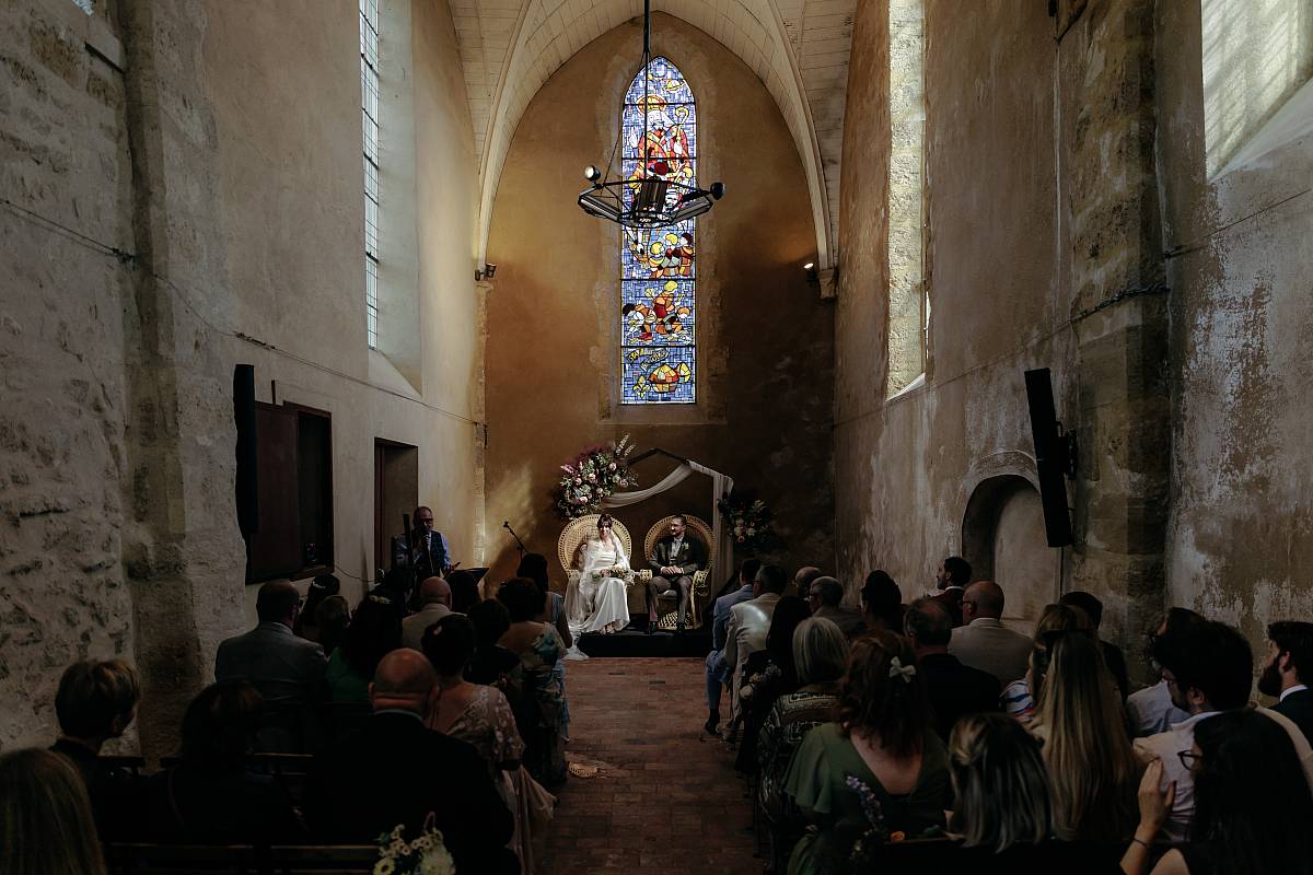 Plan large sur la chapelle Saint-Nicolas pendant la cérémonie laïque.