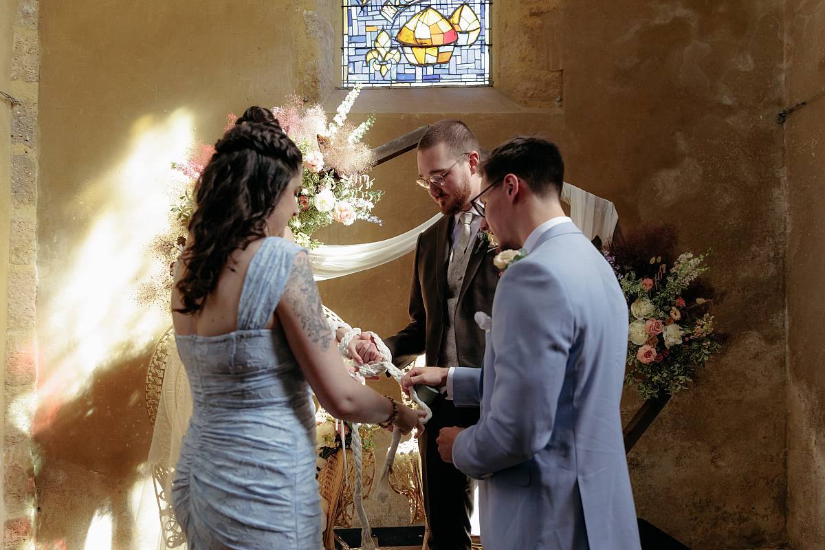 Les mariés pendant le rituel des nœuds.