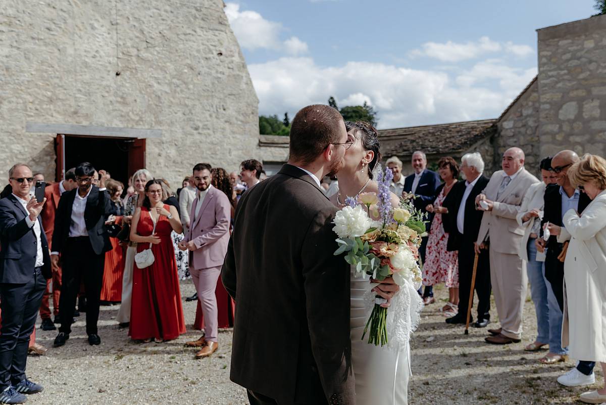 Les mariés s'embrassent après la sortie de la cérémonie laïque.