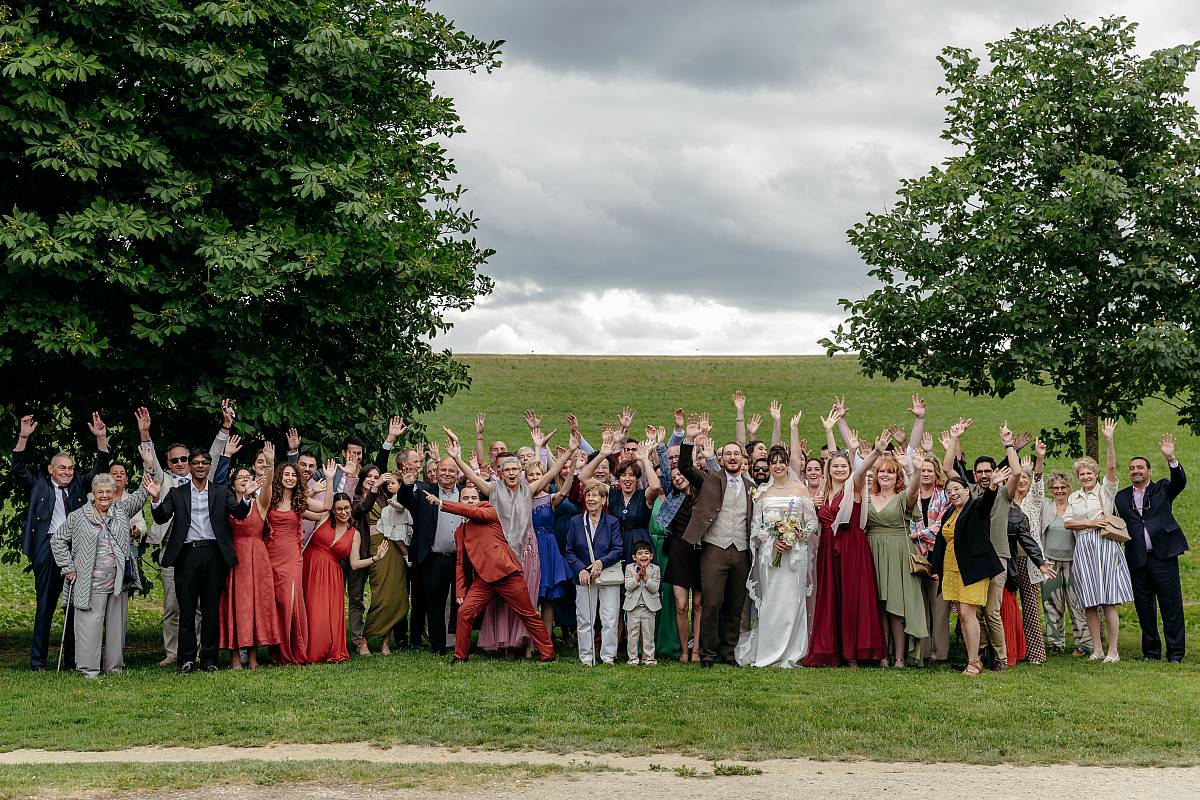 Photo de groupe avec tous les invités à l'arrière de la ferme du prieuré de Rennemoulin dans les Yvelines.