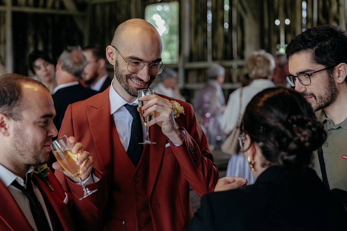 Les invités dégustent le champagne.