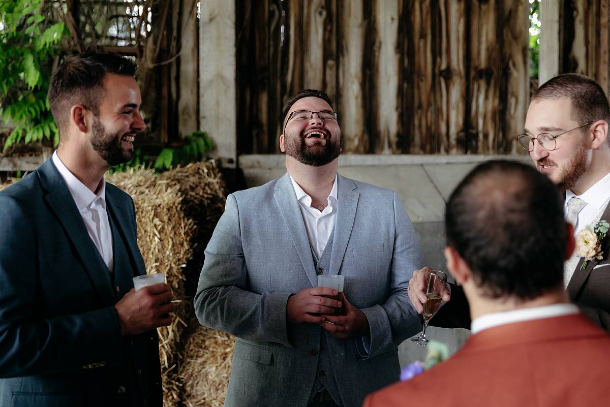 Le fou rire des invités.