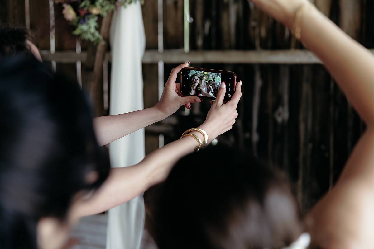 Les demoiselles d'honneur s'amusent à faire des selfies.