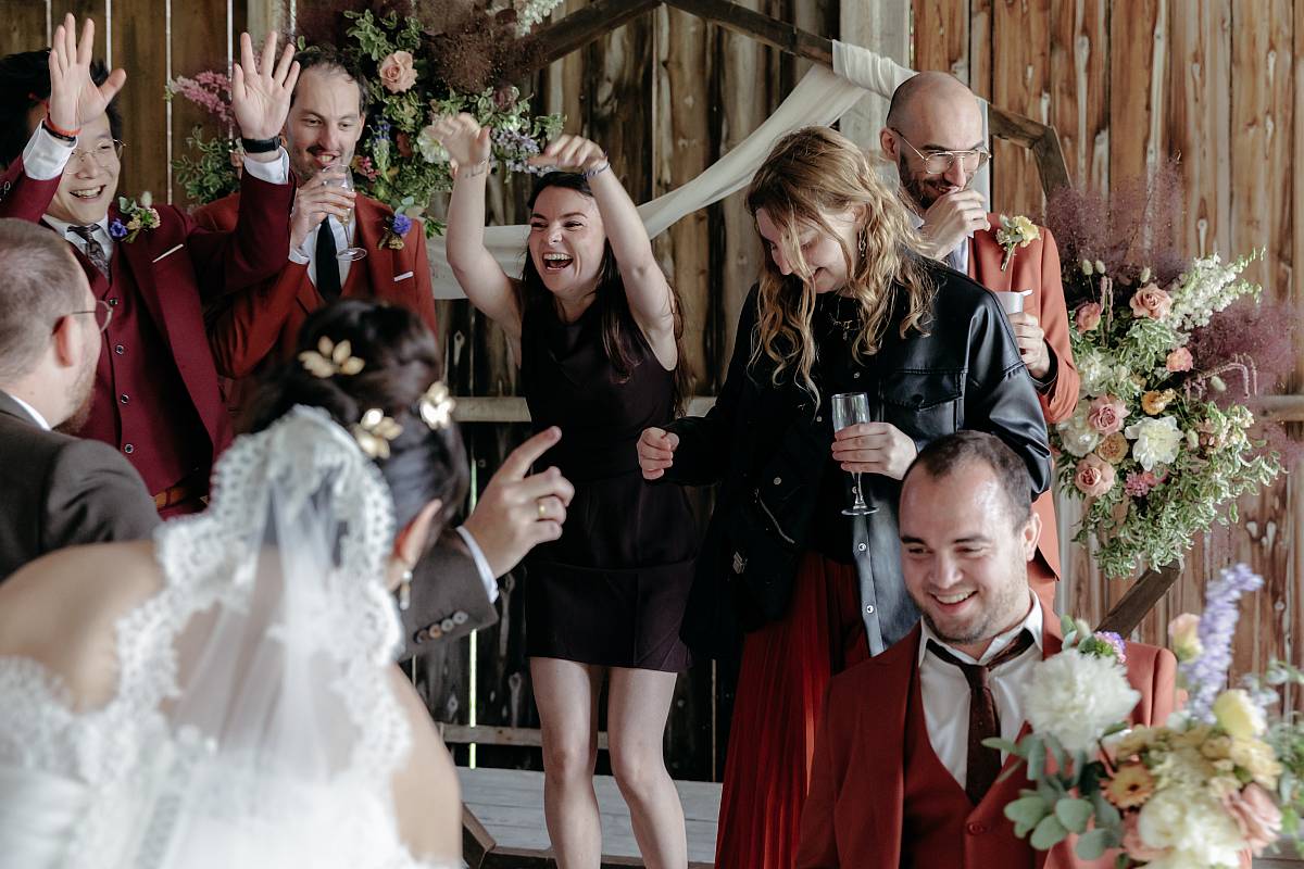 Les mariés et leurs invités d'honneur s'amusent.