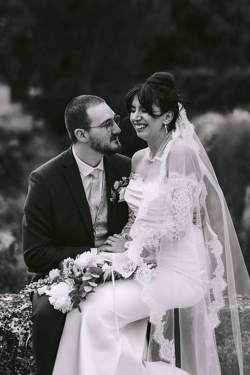 Le fou rire de la mariée pendant la séance photo de couple.