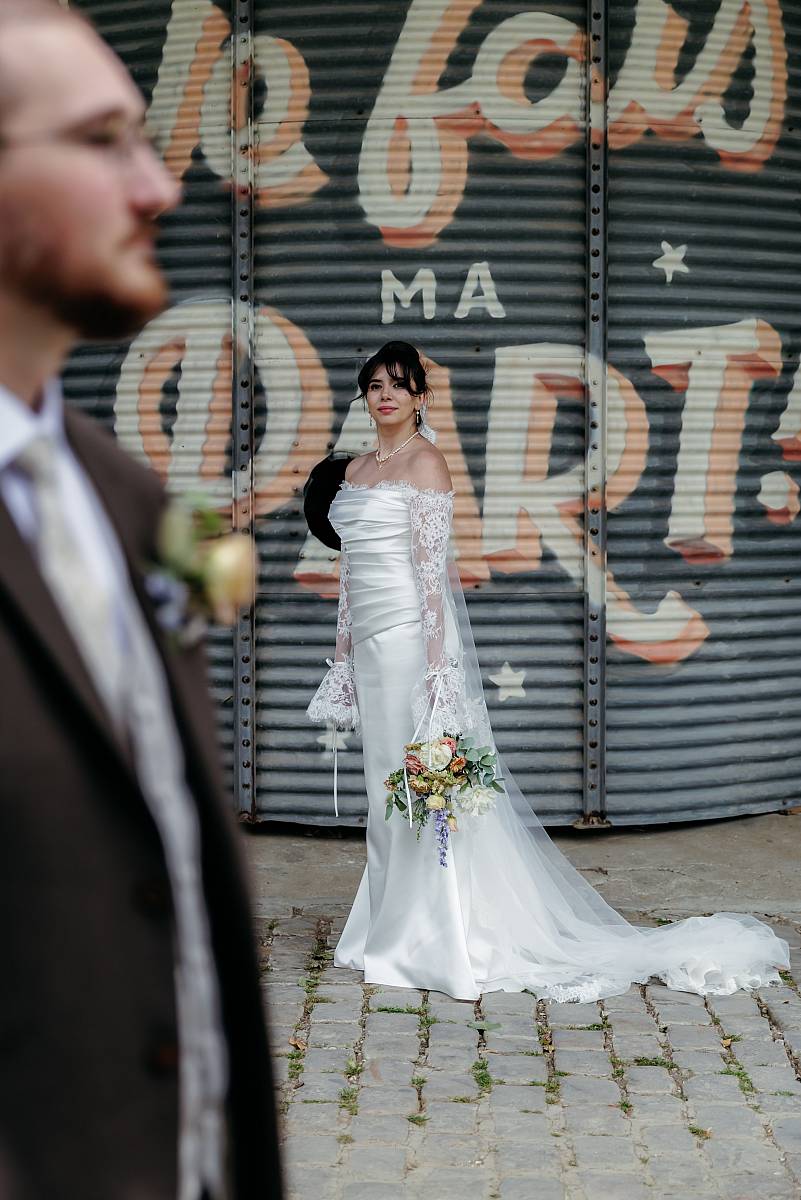 Portrait de la mariée avec le marié en premier plan.