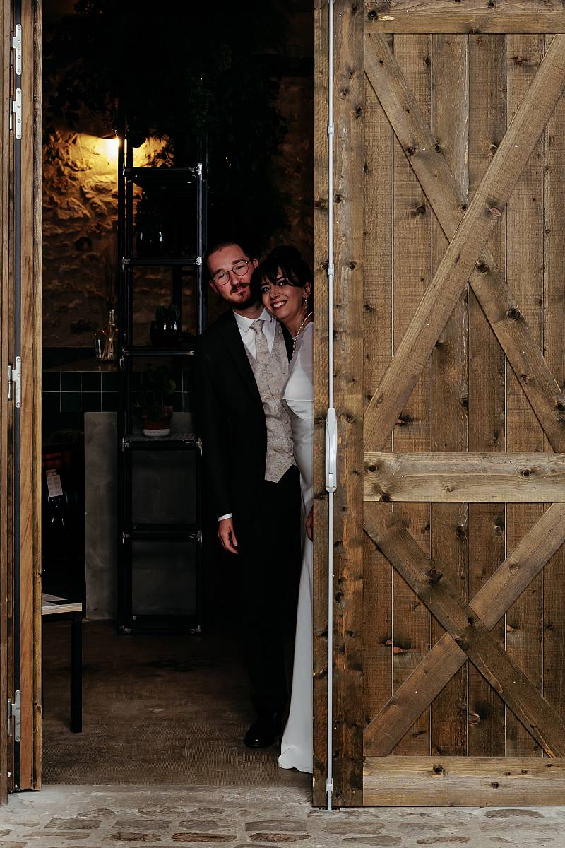 Les mariés se préparent à faire leur entrée dans la salle de réception