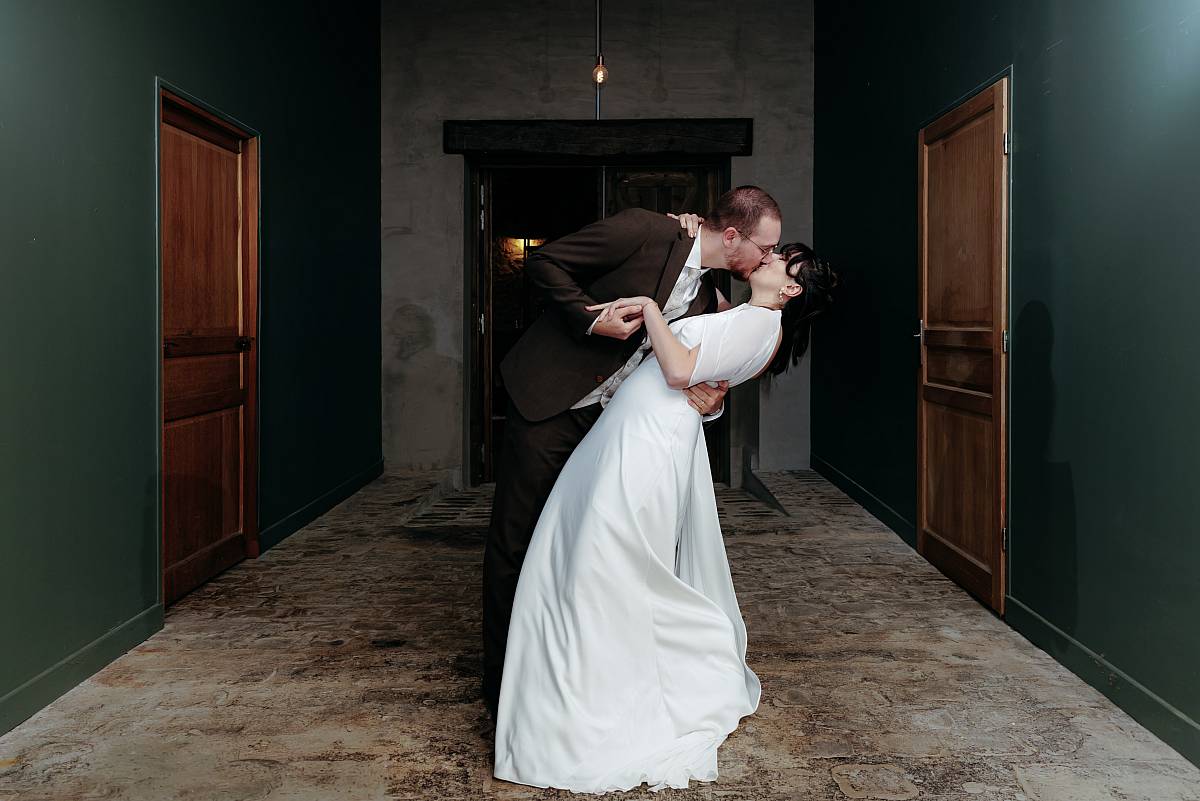 Pose classique des mariages pour les mariés après l'entrée des mariés.