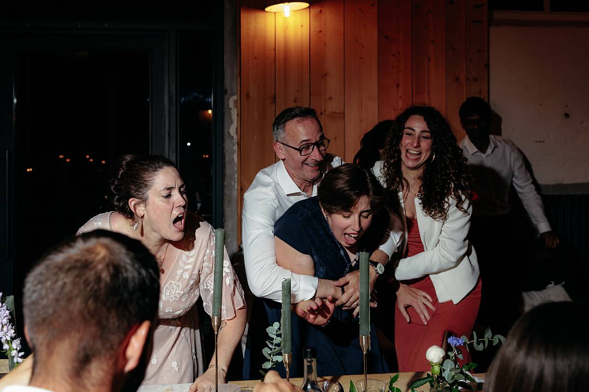 Le fou rire des invités pendant les jeux entre les repas.