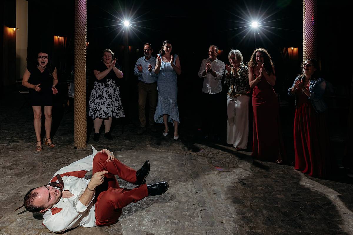 Un invité se roule par terre pendant la soirée dansante.