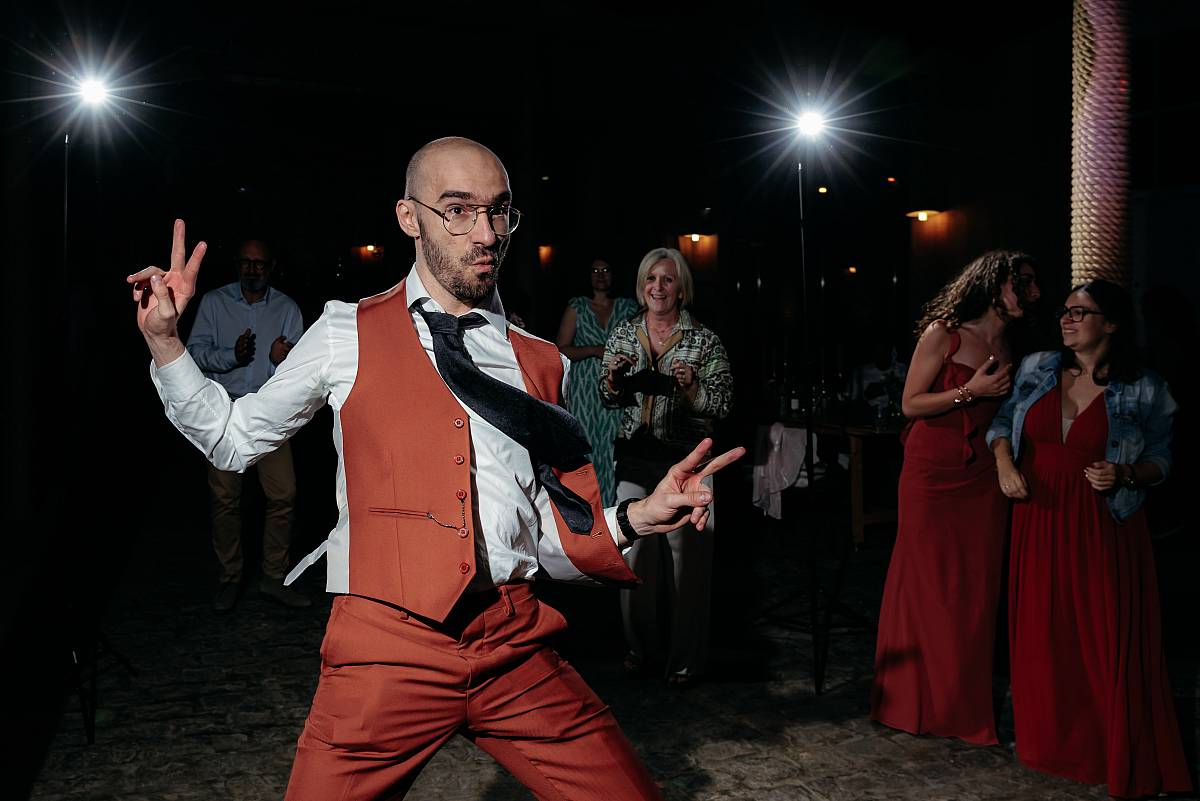 Pose épique d'un invité durant la soirée dansante.