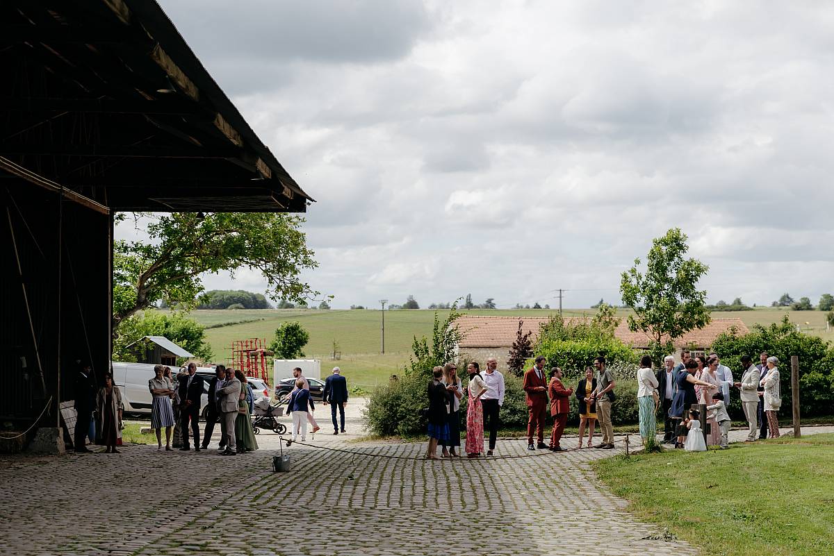 Les invités se retrouvent sous la grange de la ferme du prieuré de Rennemoulin.