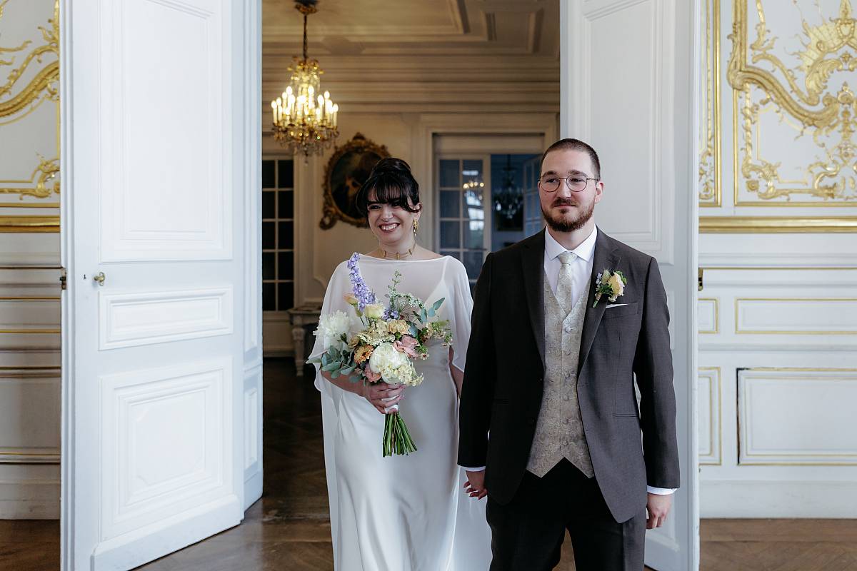 Les mariés font leur entrée dans la salle des mariages.