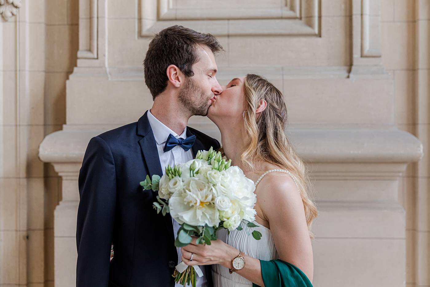 Les mariés à l'entrée de la mairie de Versailles dans les Yvelines