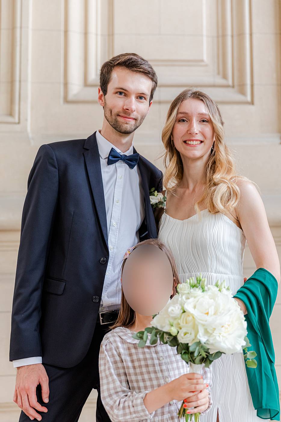 Pose des mariés dans la belle architecture de la mairie de Versailles 78