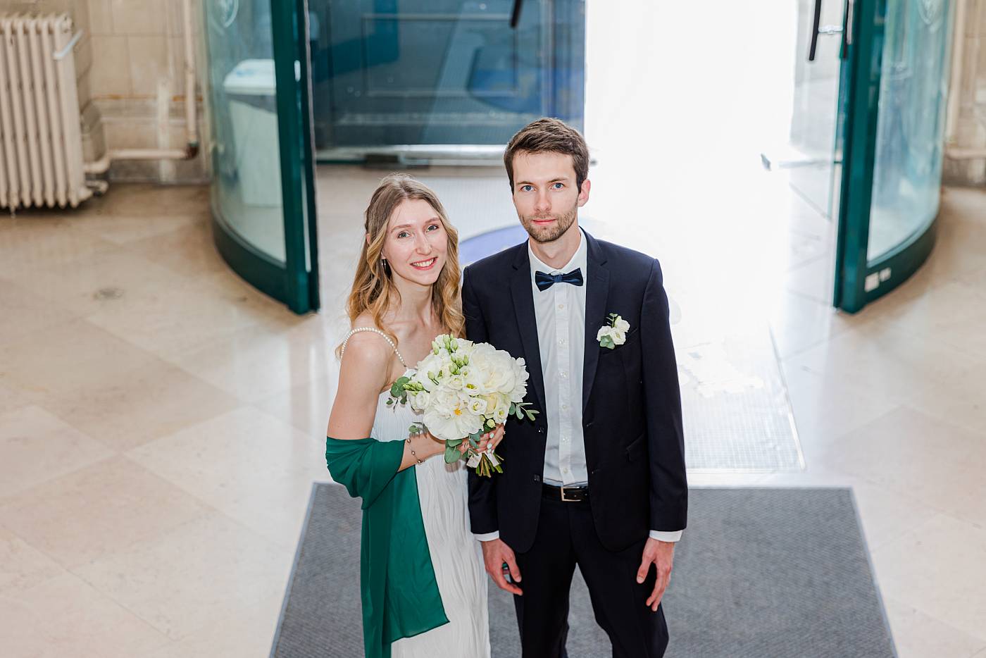Les mariés se préparant à rejoindre la salle des mariages de la mairie de Versailles